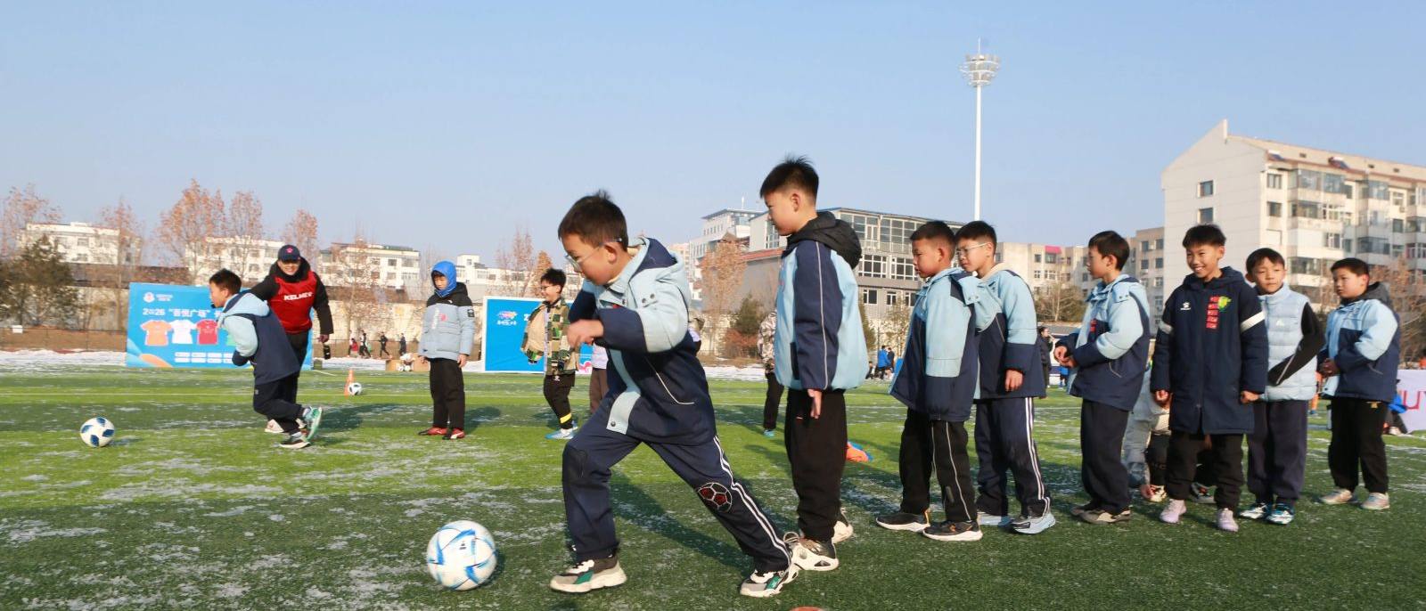 bsports必一运动首页主视觉：球场边的训练与社区活动